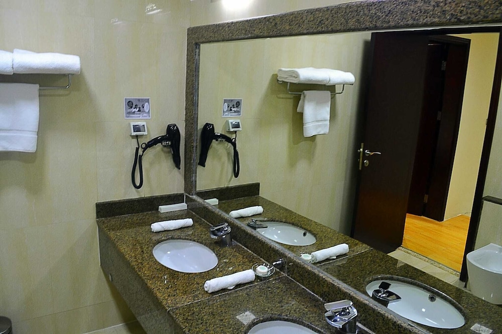 Palm Inn Hotel 40/40