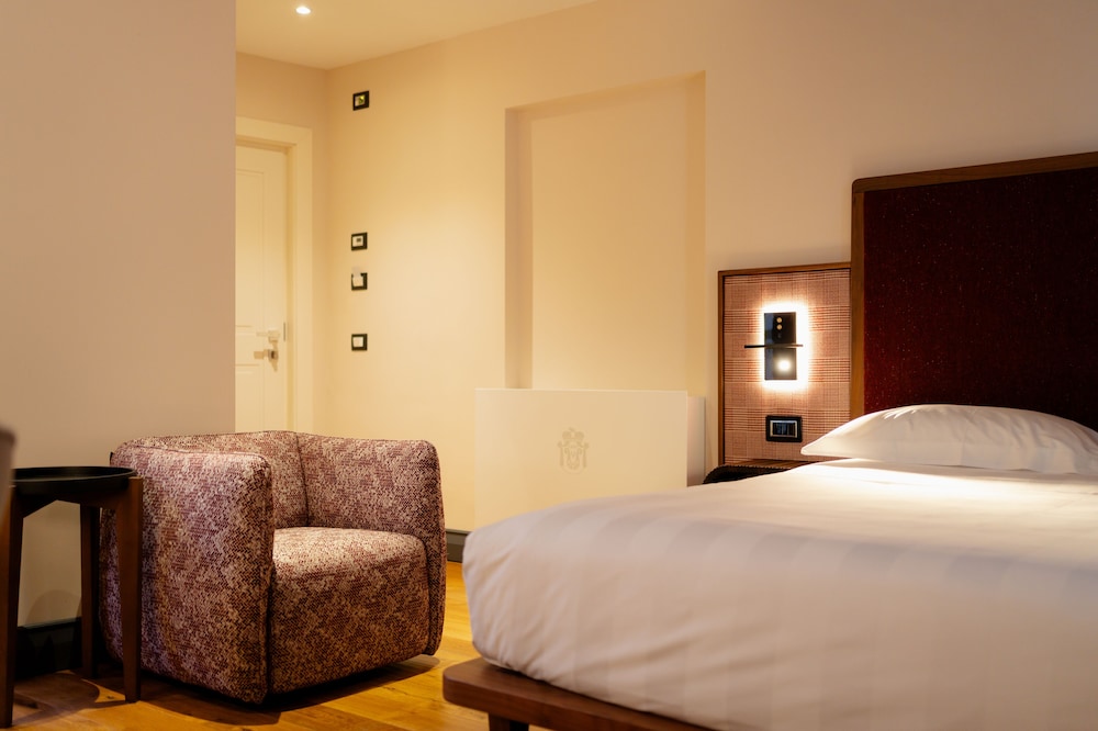 TOWER, SUITE, MULTIPLE BEDS