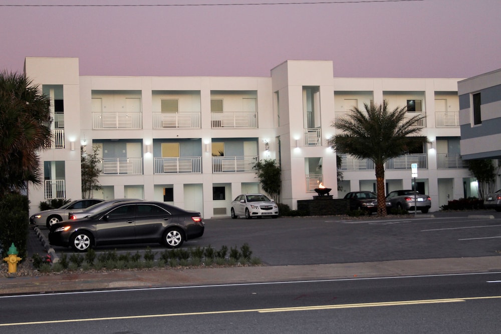 Lotus Boutique Inn Suites 43/57