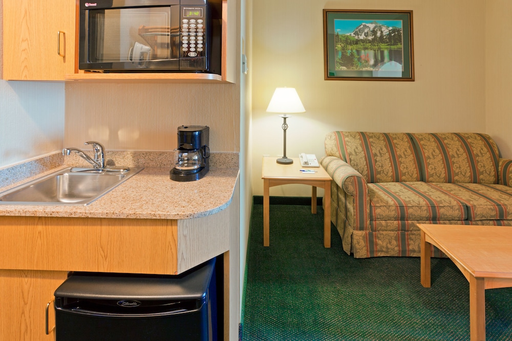 Holiday Inn Express Hotel Amp Suites Watertown Thousand Island 46/56
