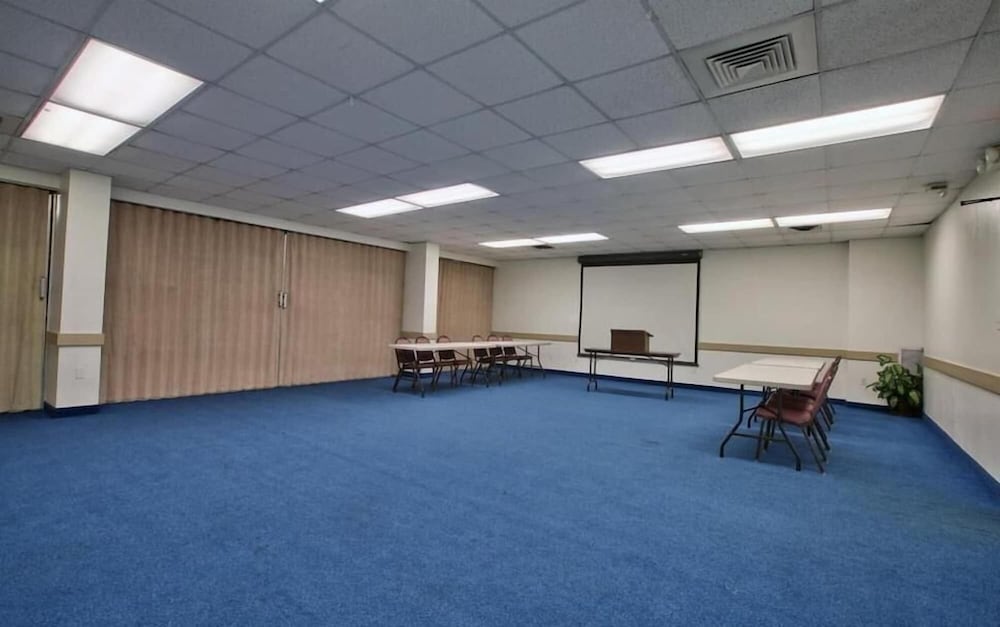 Studio6 Tallahassee, FL – North Monroe 30/42