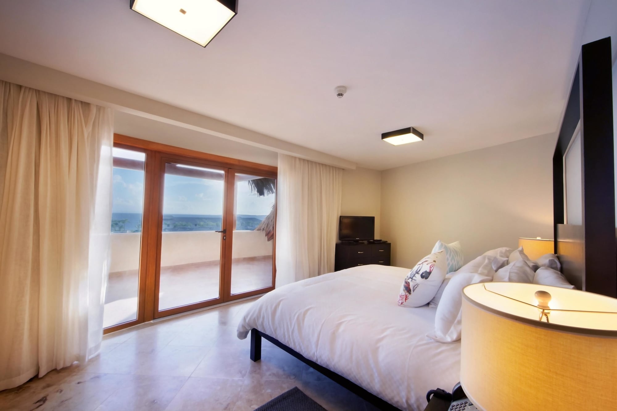 جناح ديلوكس بسرير كوين بإطلالة على البحر بغرفة نوم واحدة مع أريكة بمطبخ صغير، The Bannister Hotel and Yacht Club 2/5
