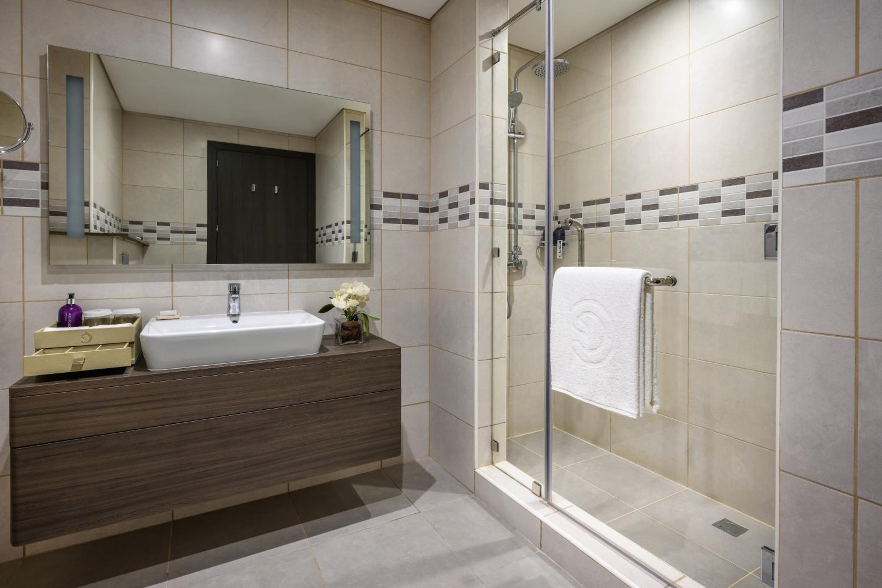 إقامة تنفيذية بسرير كينج بـ3 غرف نوم بإطلالة جزئية على البحر، Centara West Bay Hotel and Residences Doha 4/5