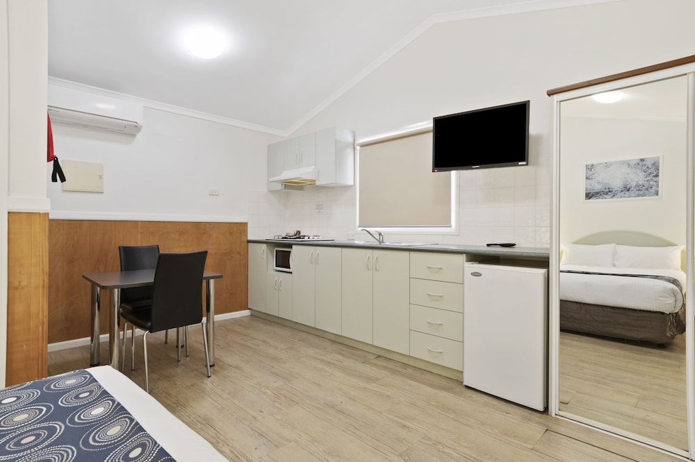 DISCOVERY PARKS - COOGEE BEACH 10/34