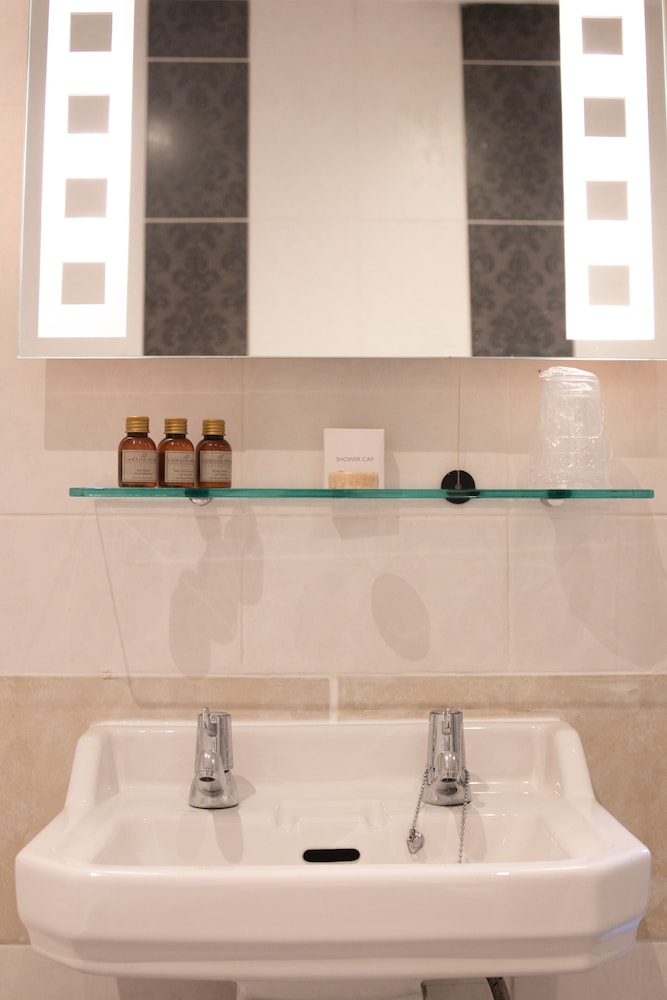 Woodlands Lodge Hotel 44/48