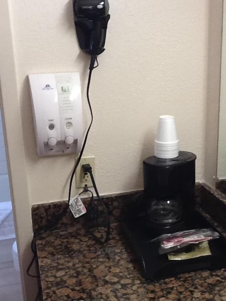 Travel Inn & Suite 16/37