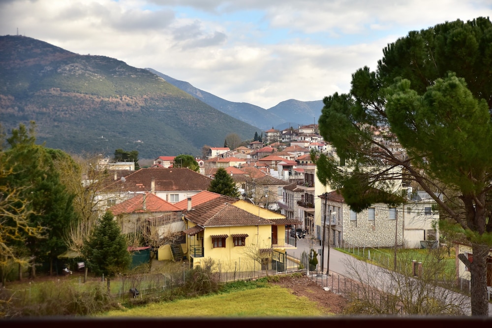 Mont Helmos Hotel 66/71