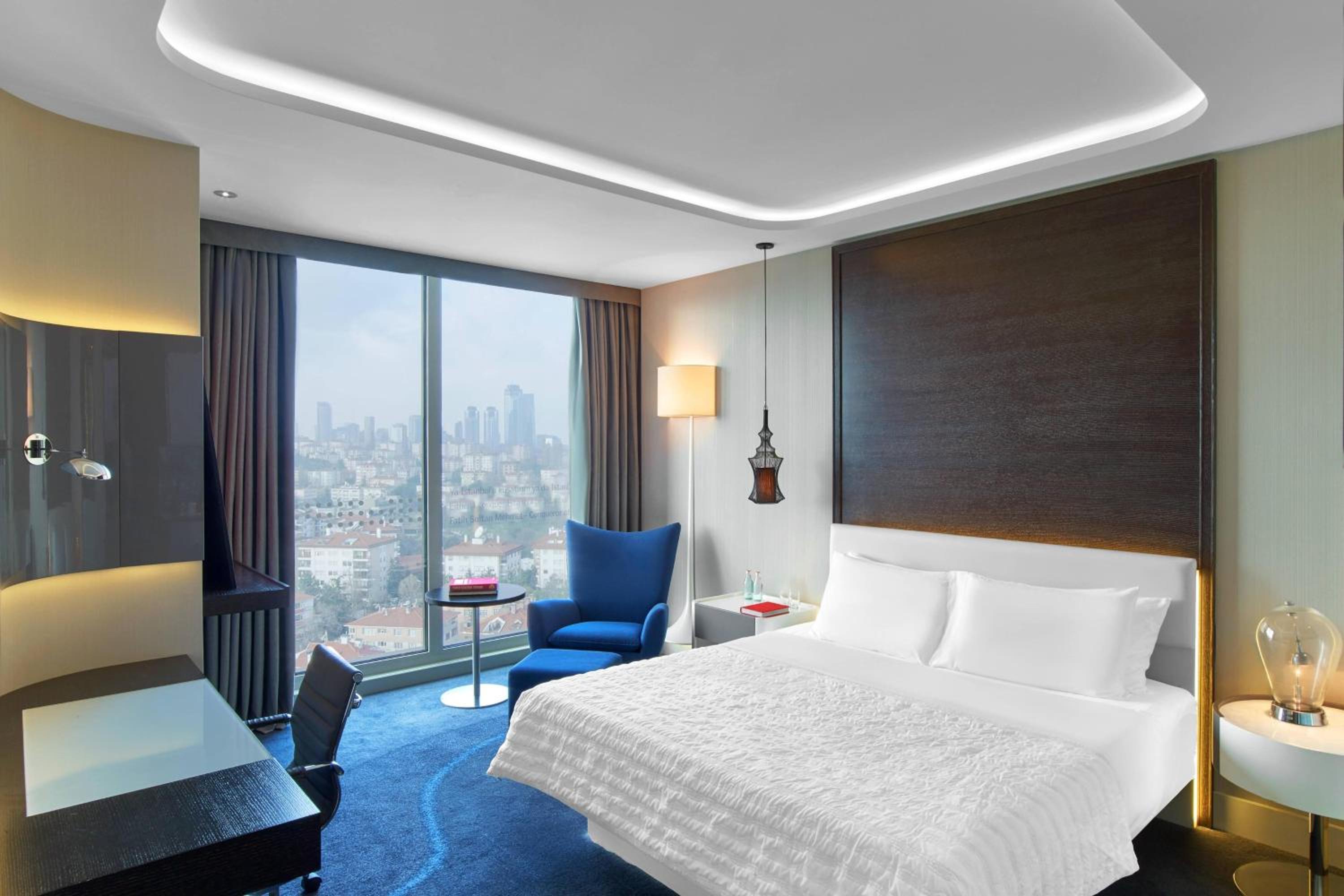 Signature, Suite, King Bed, City View, Club Lounge Access