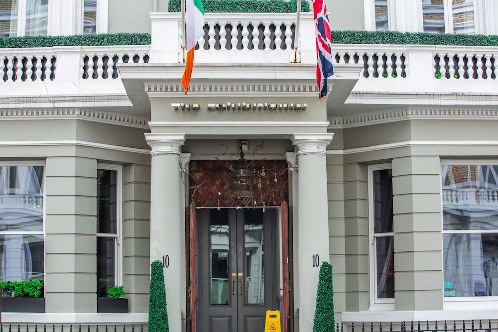 THE EXHIBITIONIST HOTEL 2/69