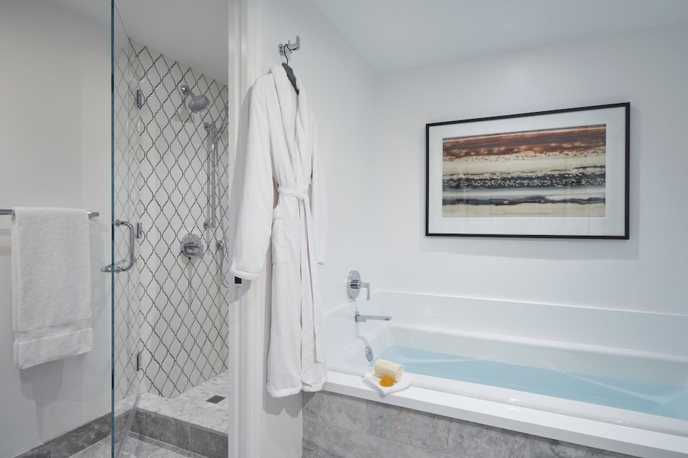 Shangri La, 2 Queen Beds 3/4