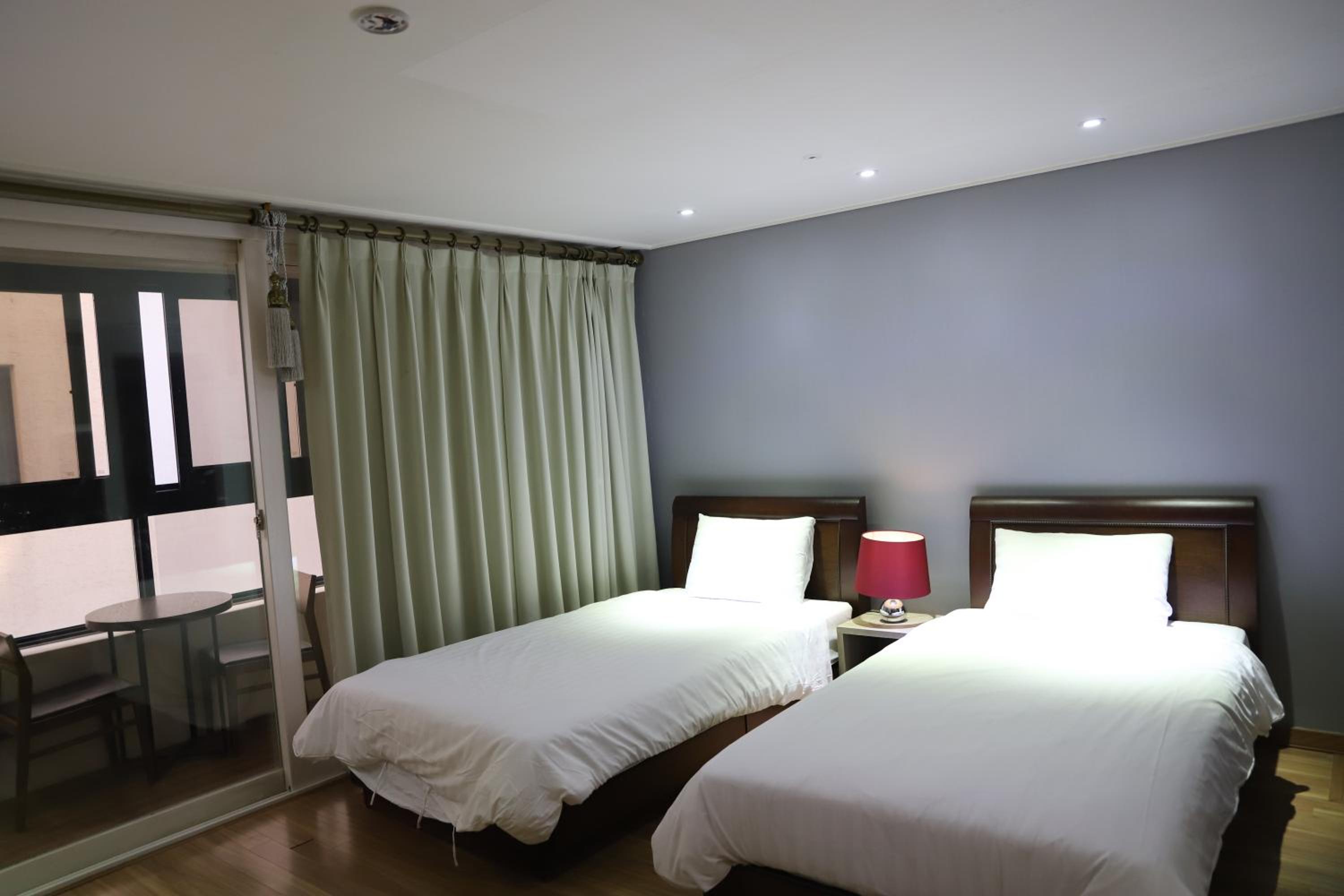DELUXE, TWIN BEDS