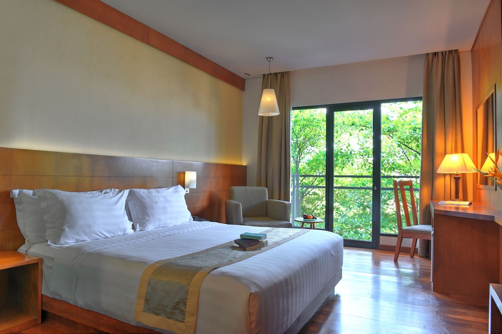DELUXE, KING BED, BALCONY