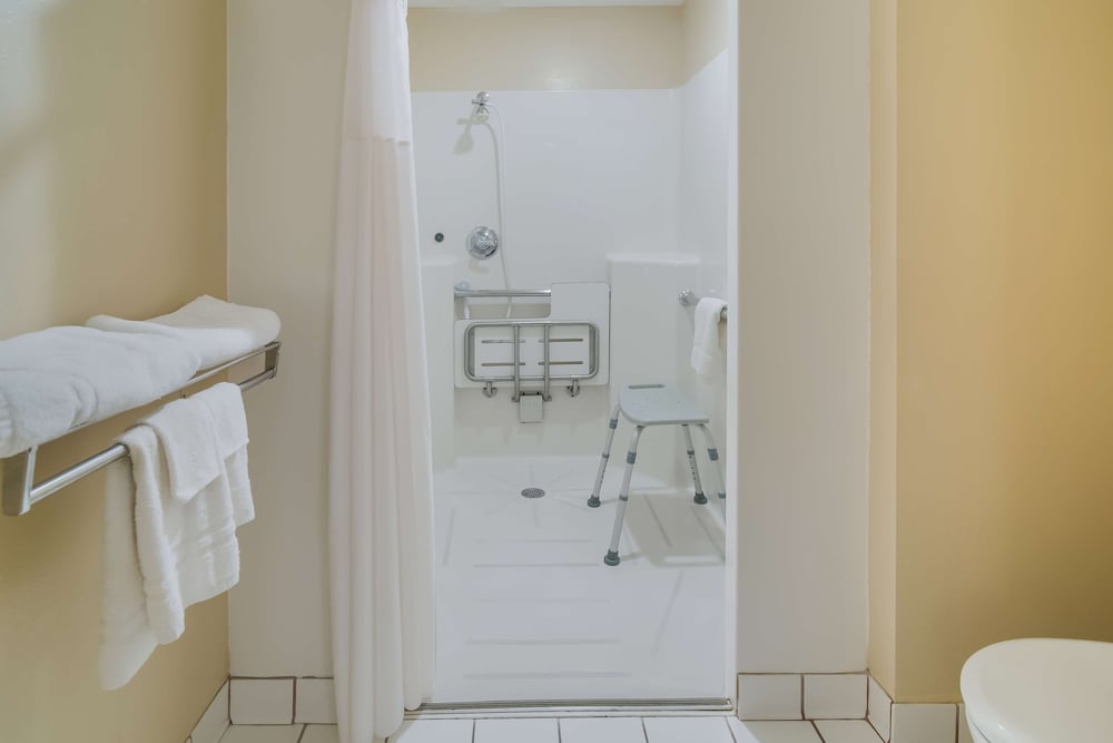 Americas Best Value Inn Fargo 24/35
