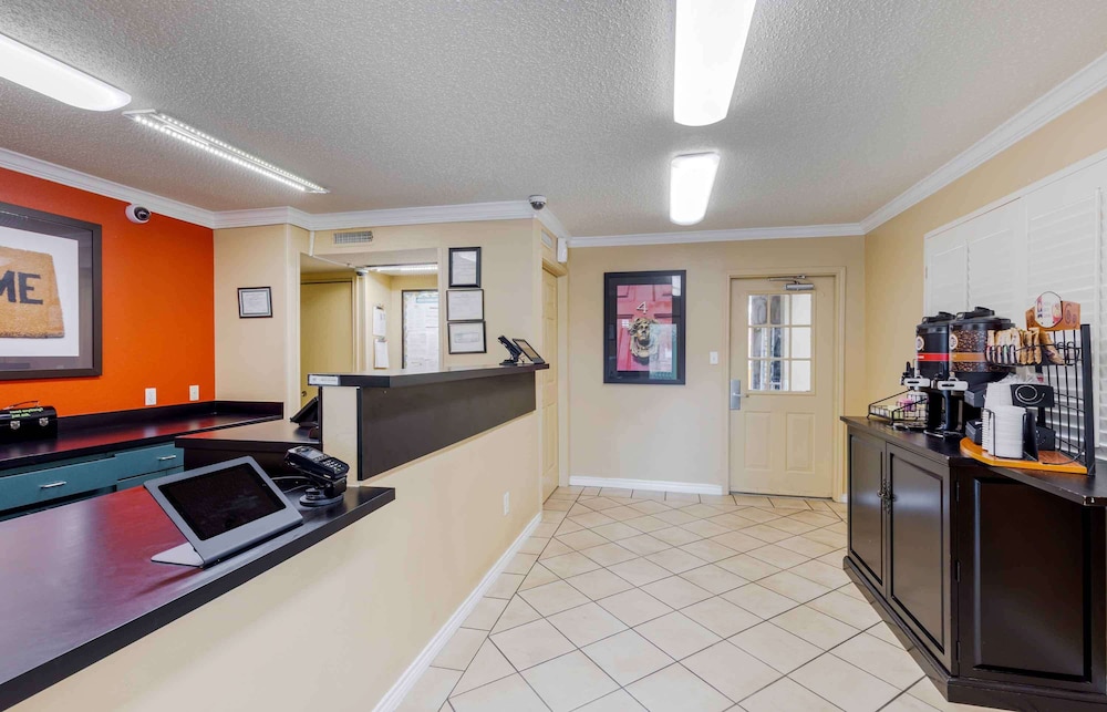 Suburban Studios Irving - Las Colinas 12/70