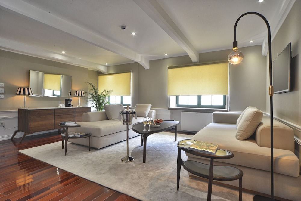 Brown Beach House Design Hotel 69/75