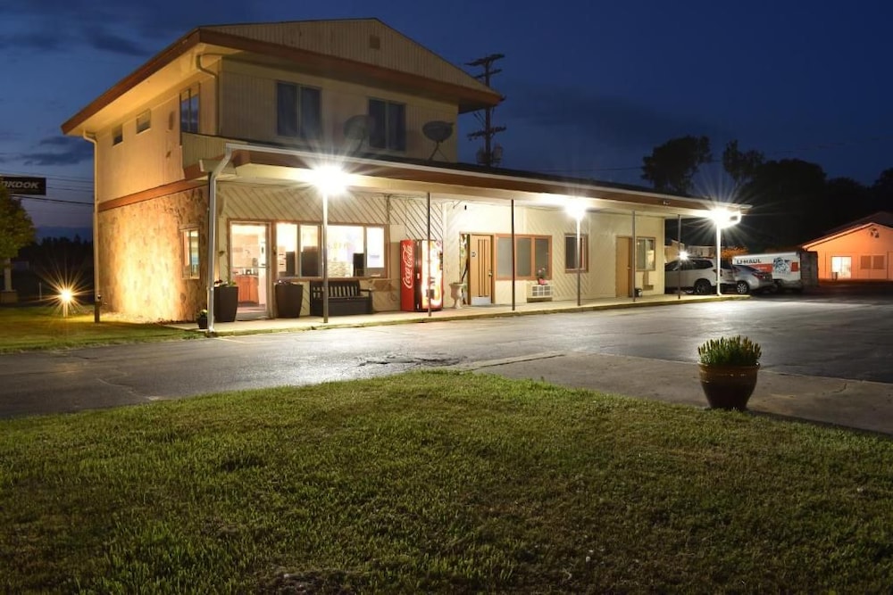 Great Lakes Inn and Suites 6/45