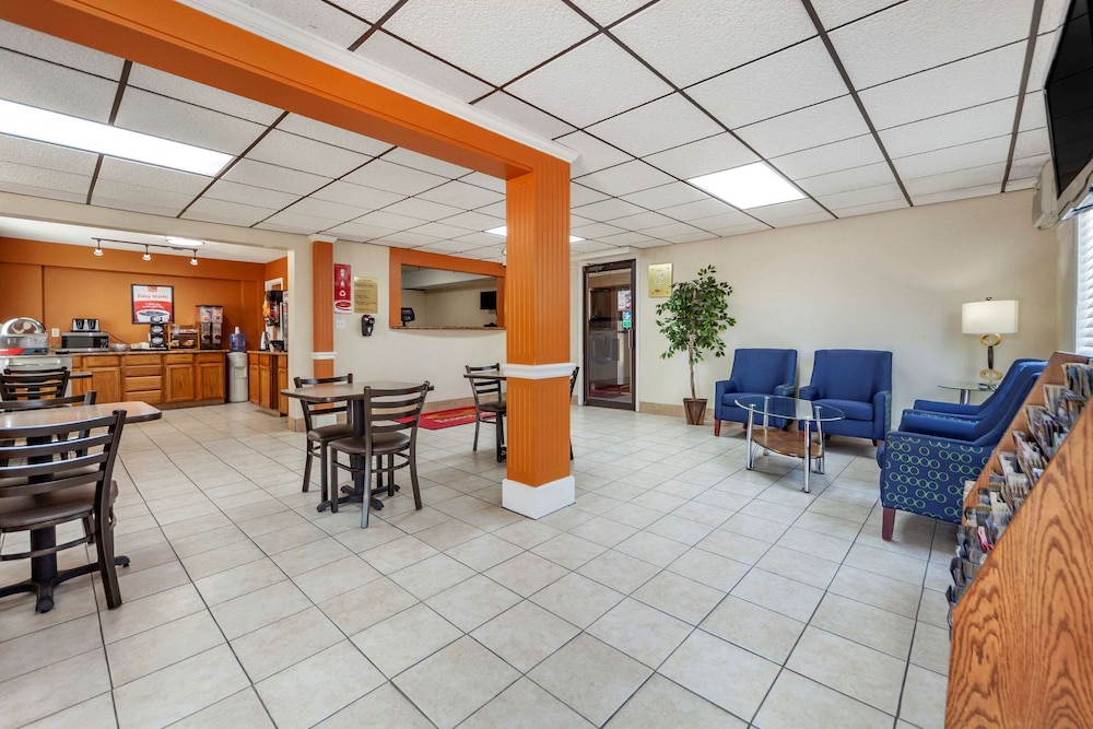 Econo Lodge Hays I-70 39/54