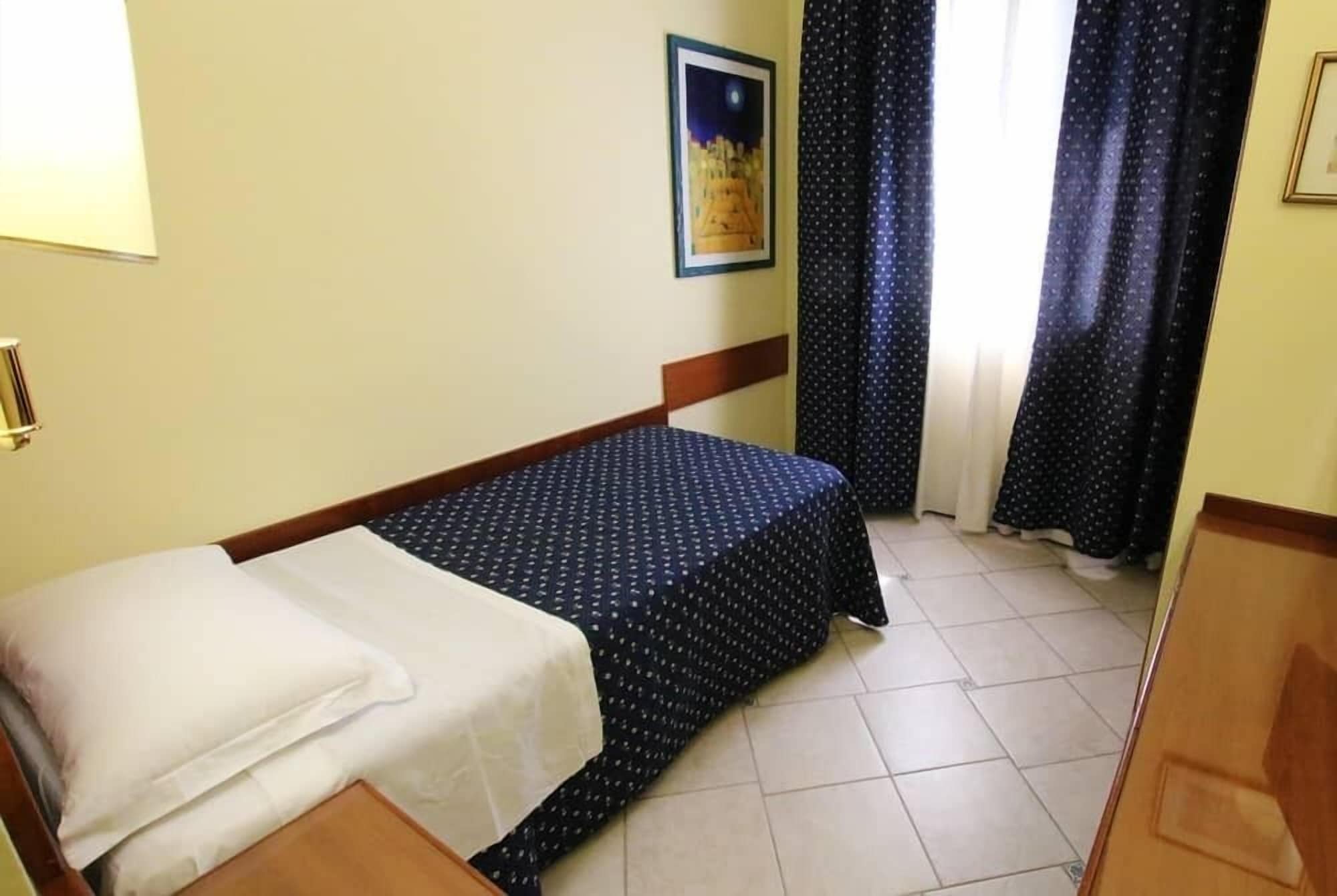 ROOM, SINGLE