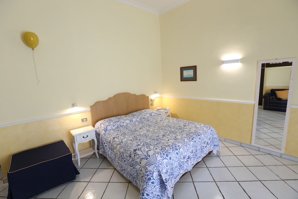 ROOM, QUADRUPLE, KITCHENETTE