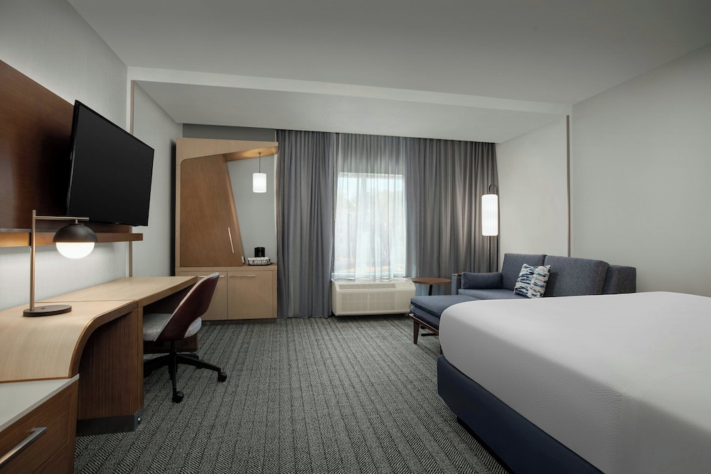 ROOM, KING BED, SOFA, ACCESSIBLE