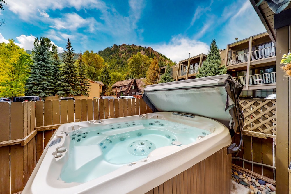 Aspen Mountain Lodge 25/50