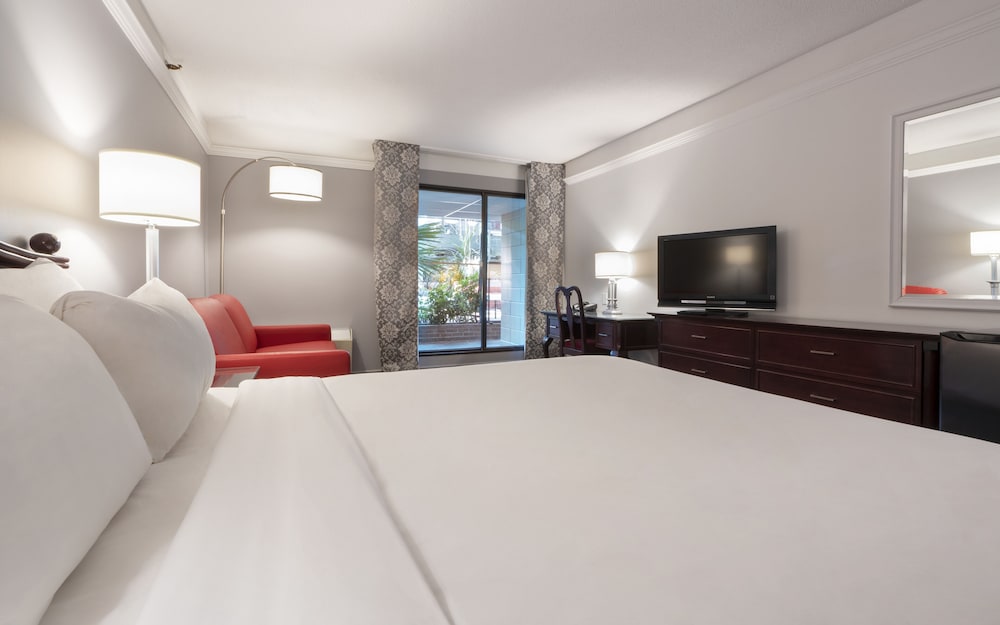 Traditional, Queen Bed, Sofa, Terrace, Garden Area