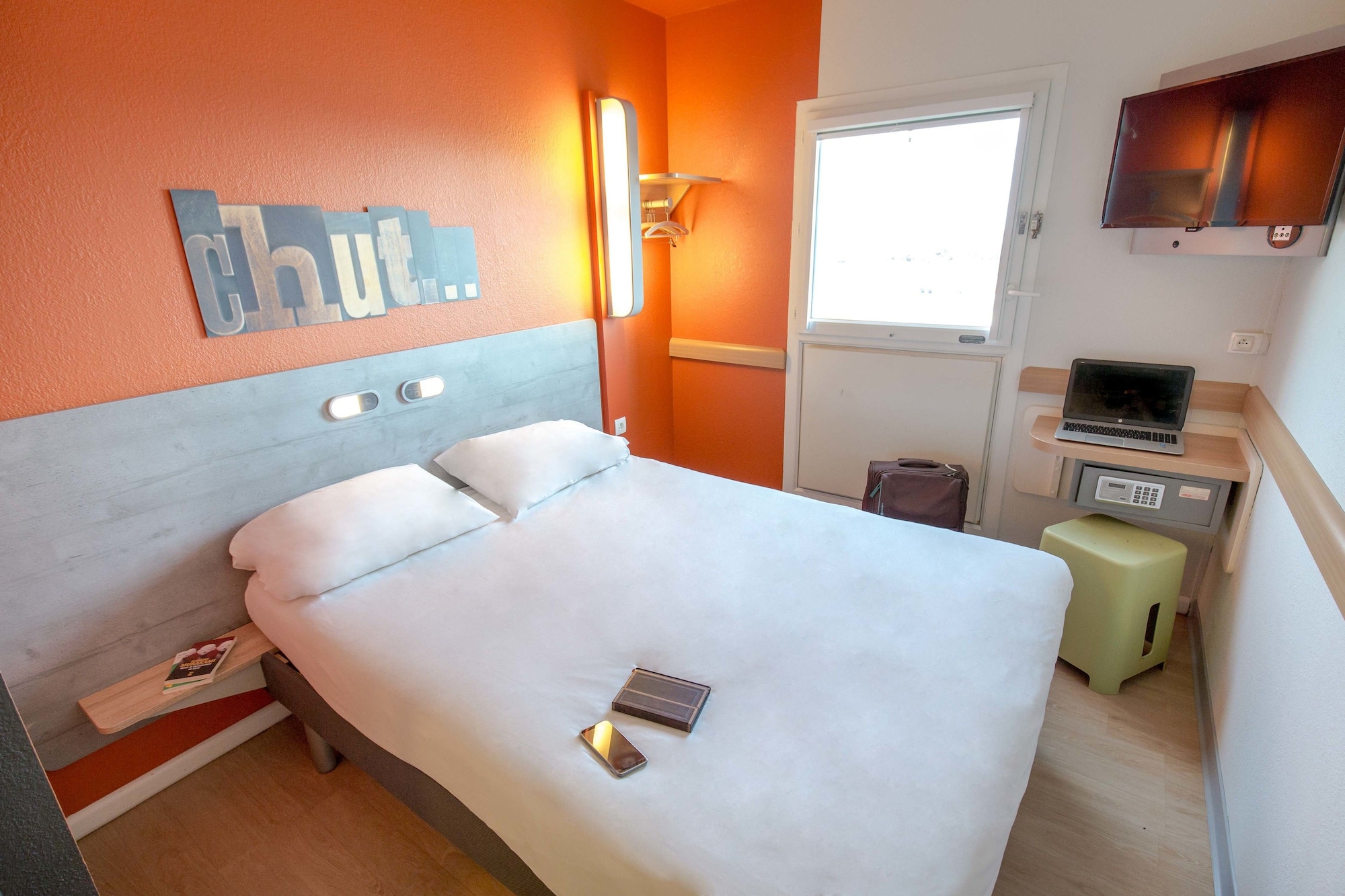 ROOM, DOUBLE BED