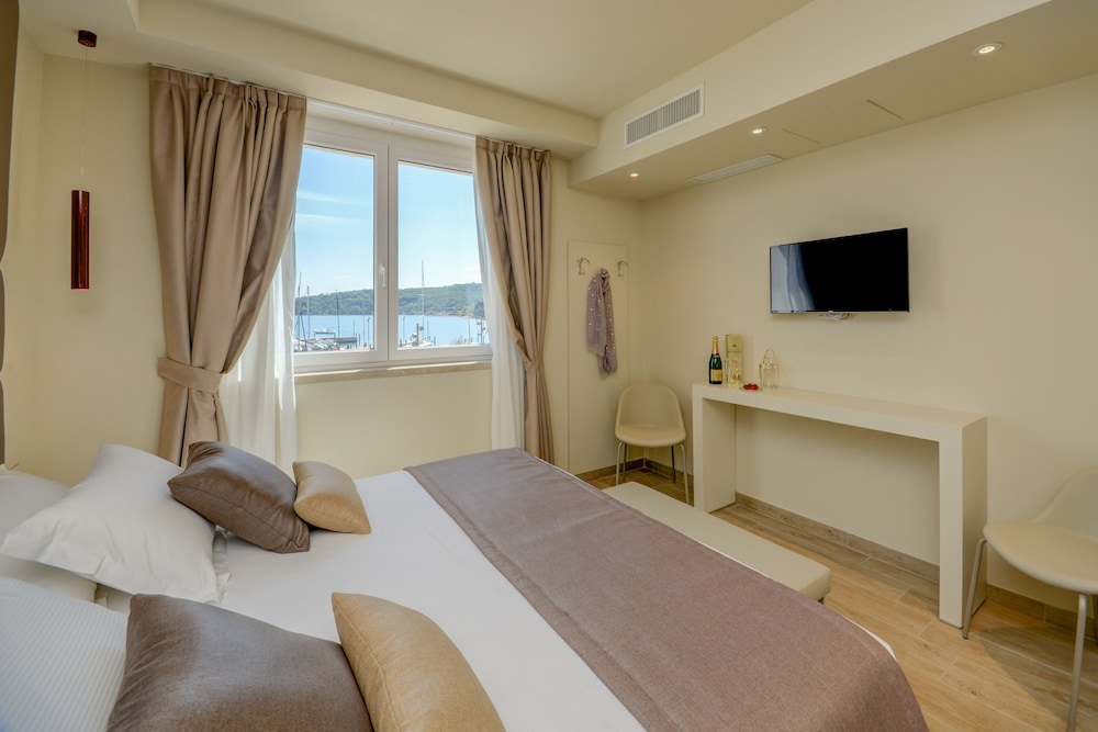 SUPERIOR, SUITE, LAKE VIEW