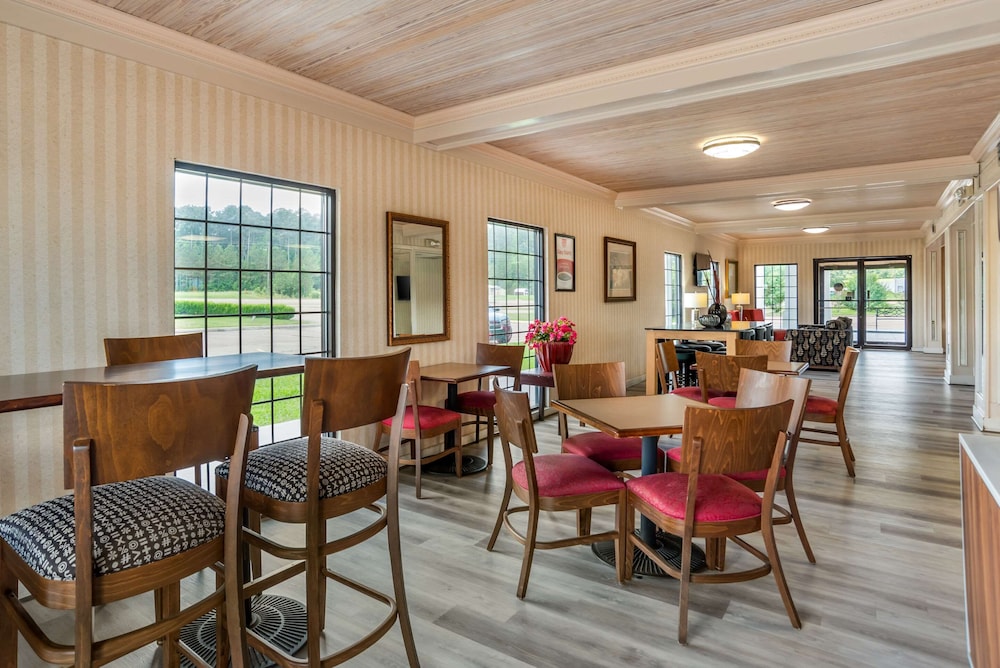 Econo Lodge Inn & Suites Philadelphia MS 70/80