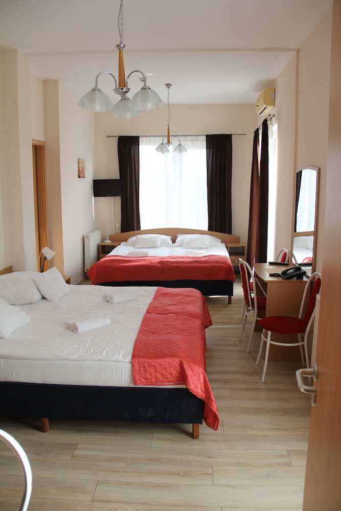 Hotel Papillon 24/50
