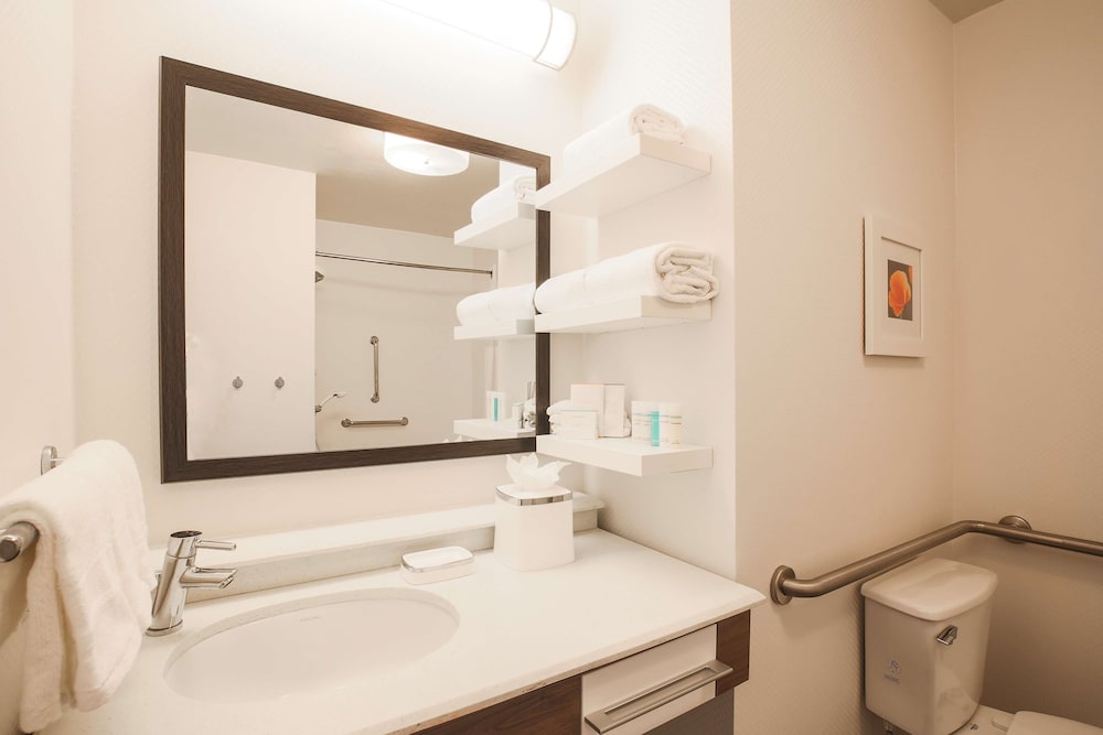 Hampton Inn & Suites Camarillo 11/39