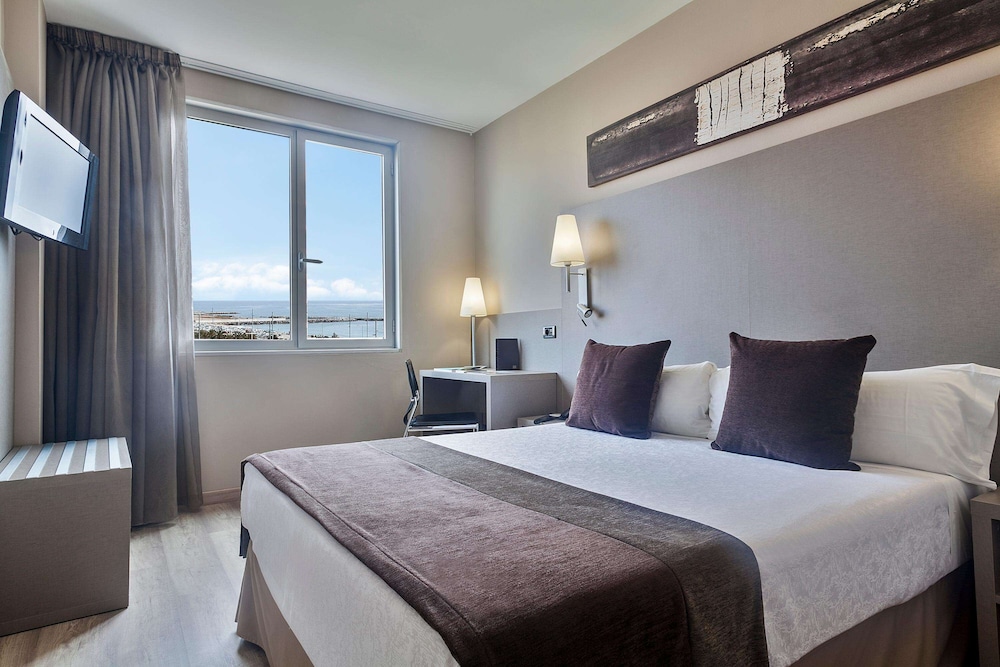 ROOM, QUEEN BED