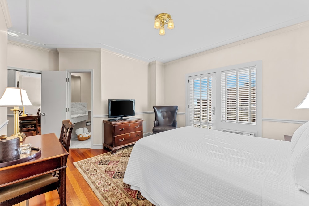 SQCV-Standard One Queen Bed with Juliet Balcony - Old City View