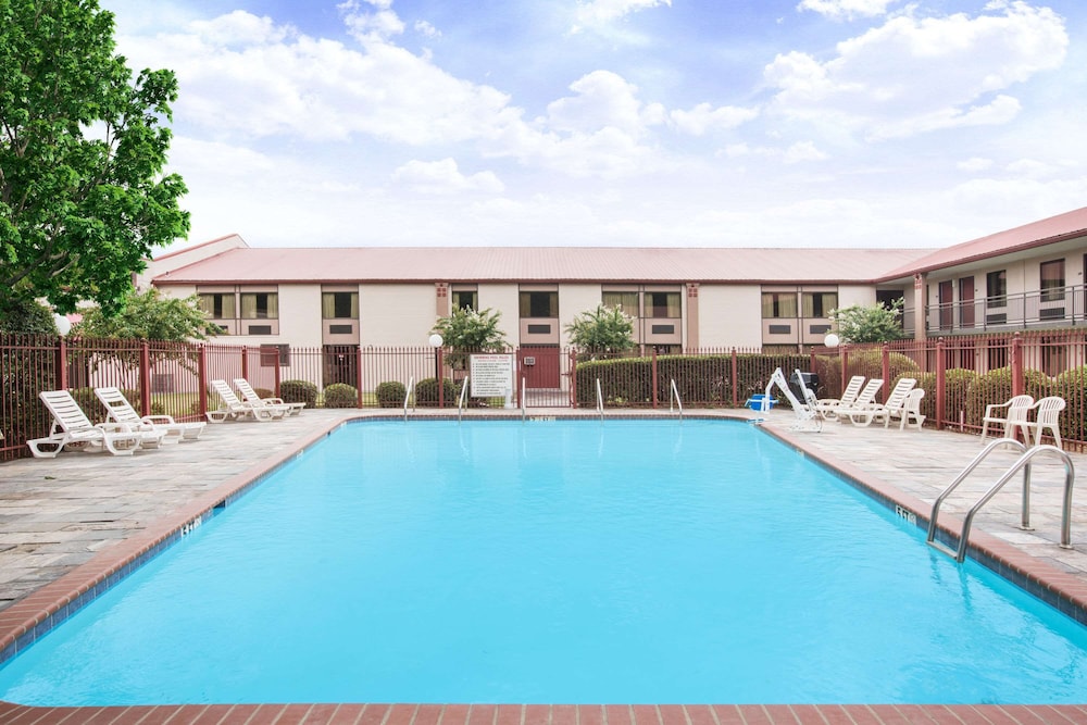 Super 8 By Wyndham Oxford 1/24