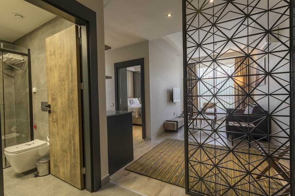 Shimall Hotel 42/44