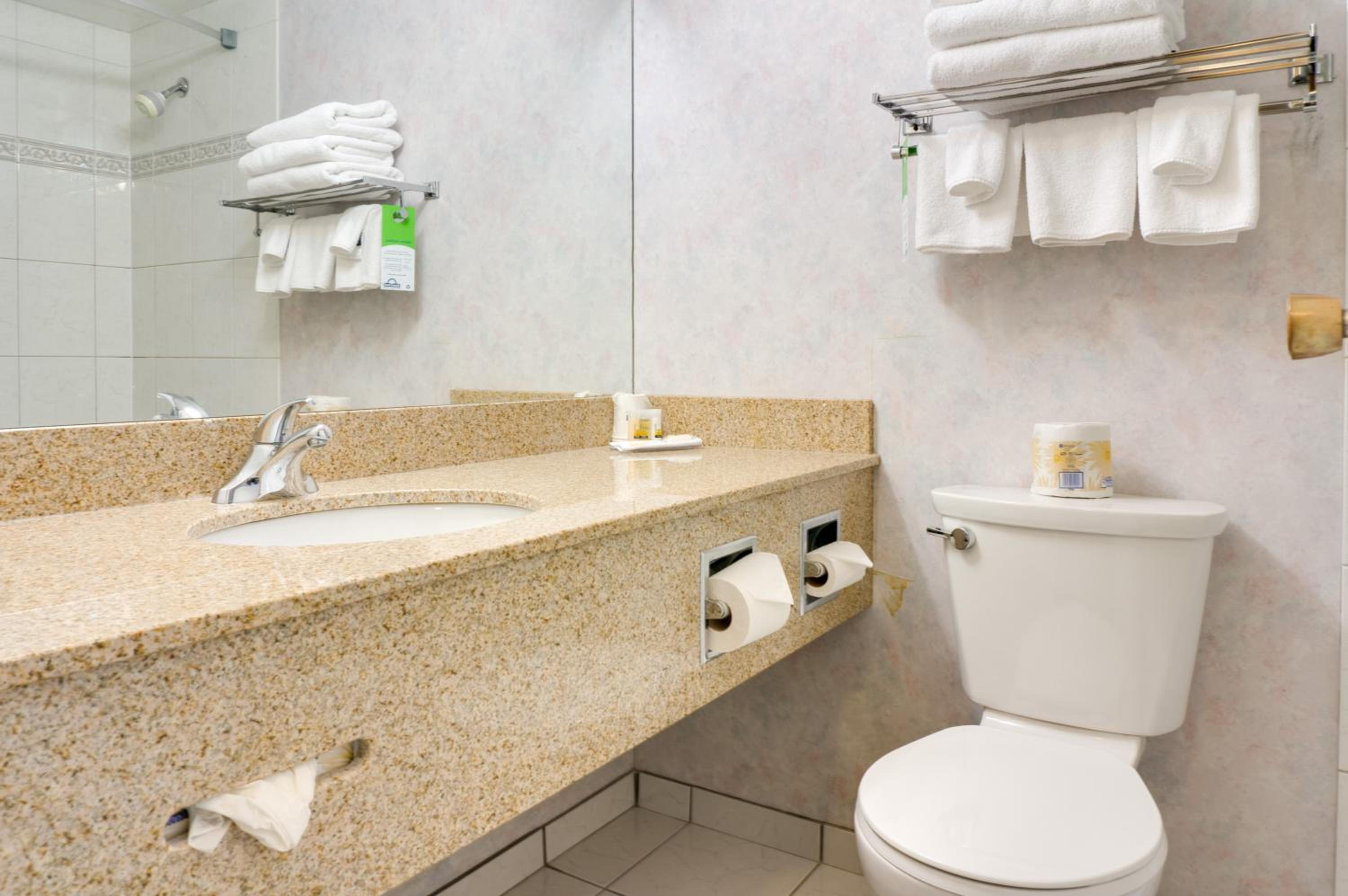 غرفة بسرير كينج وسرير كوين لذوي الإعاقة، Days Inn by Wyndham Calgary South 5/8