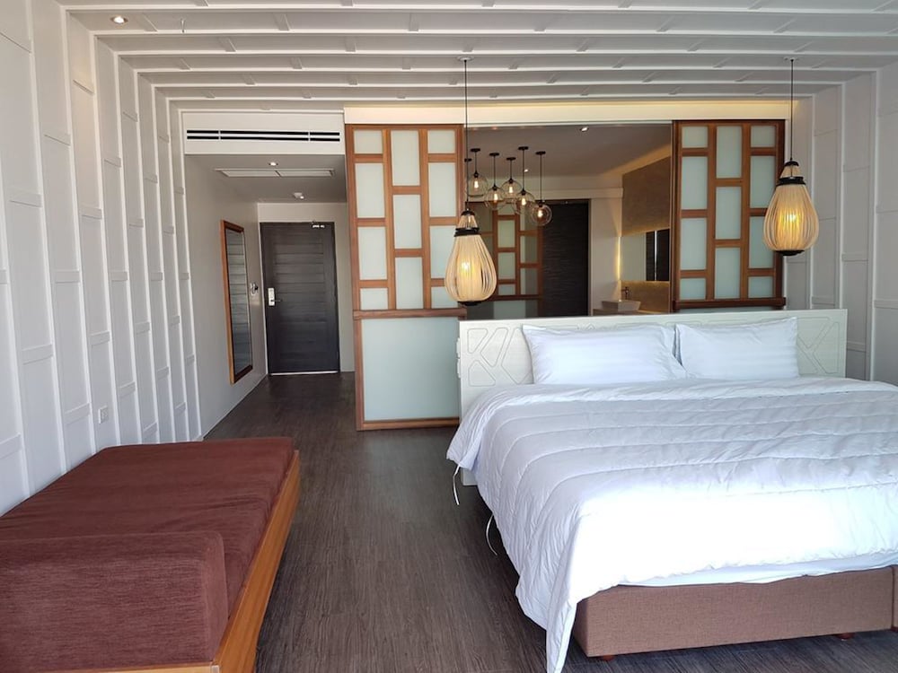 Whale Hua Hin 10/46