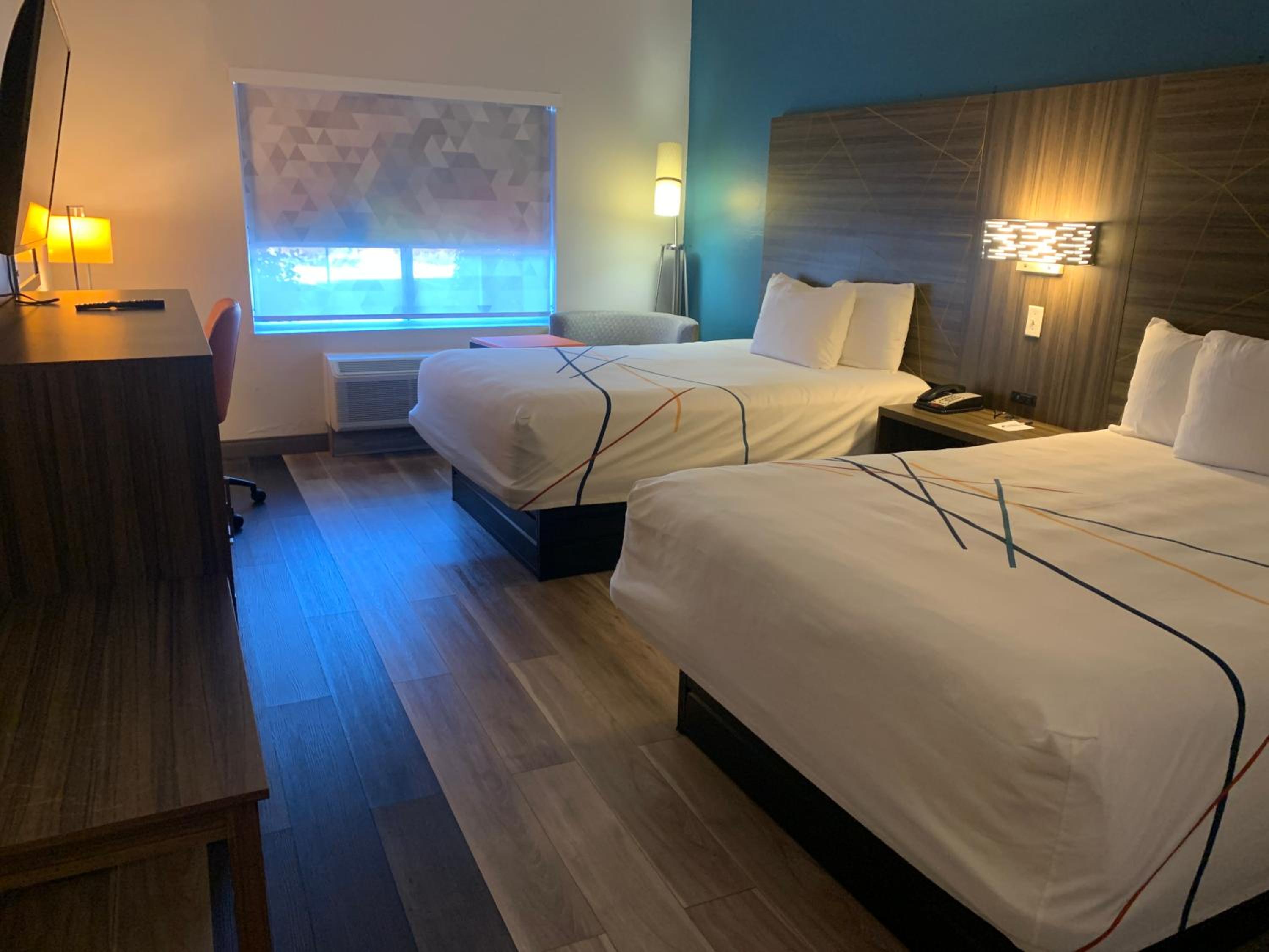 غرفة بسريرين كوين بحوض استحمام لذوي الإعاقة، La Quinta Inn & Suites by Wyndham OKC North - Quail Springs 4/10