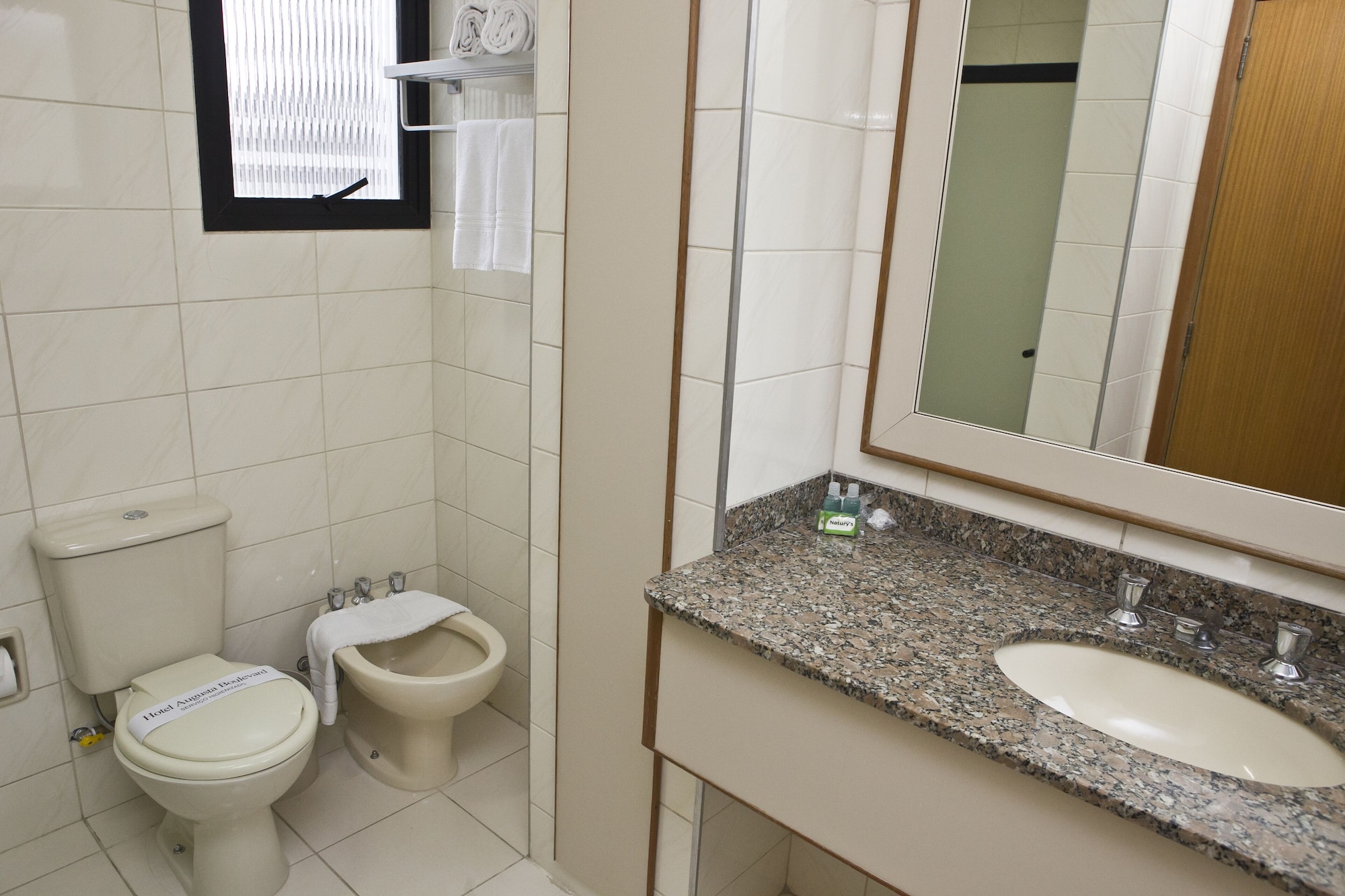 جناح سوبيريور بسريرين منفصلين مع أريكة، Hotel Augusta Boulevard 6/7
