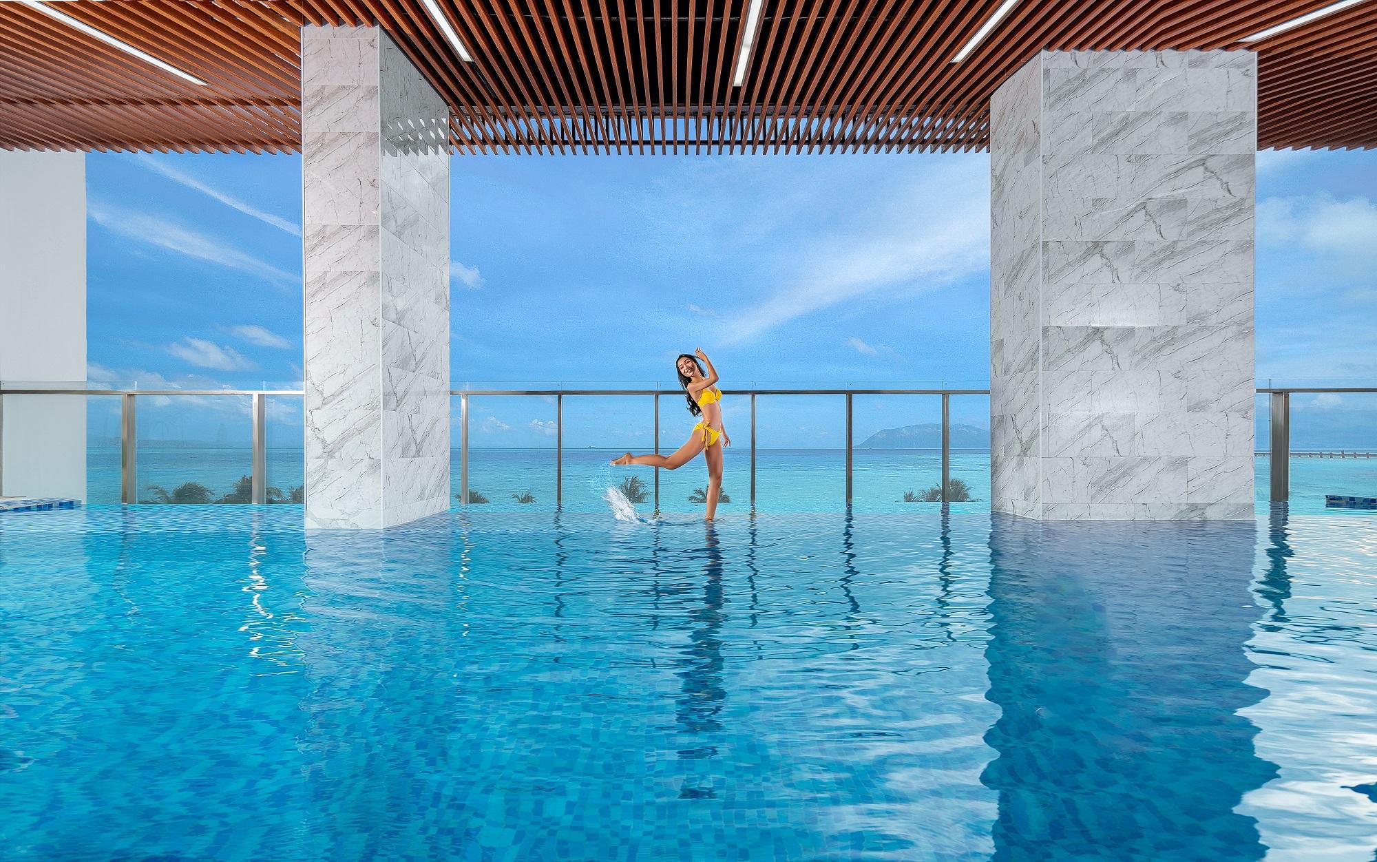 Honeymoon, Sea View