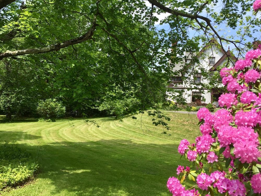 Manor House Bed & Breakfast 68/73