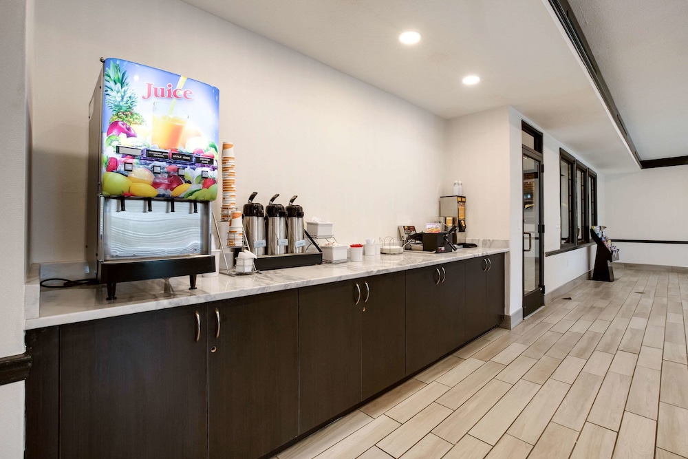 Travelodge by Wyndham Canton/Livonia Area, MI 6/38