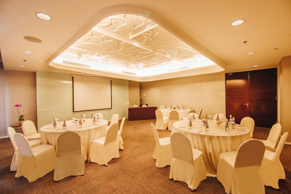 Js Luwansa Hotel And Convention Center 60/65