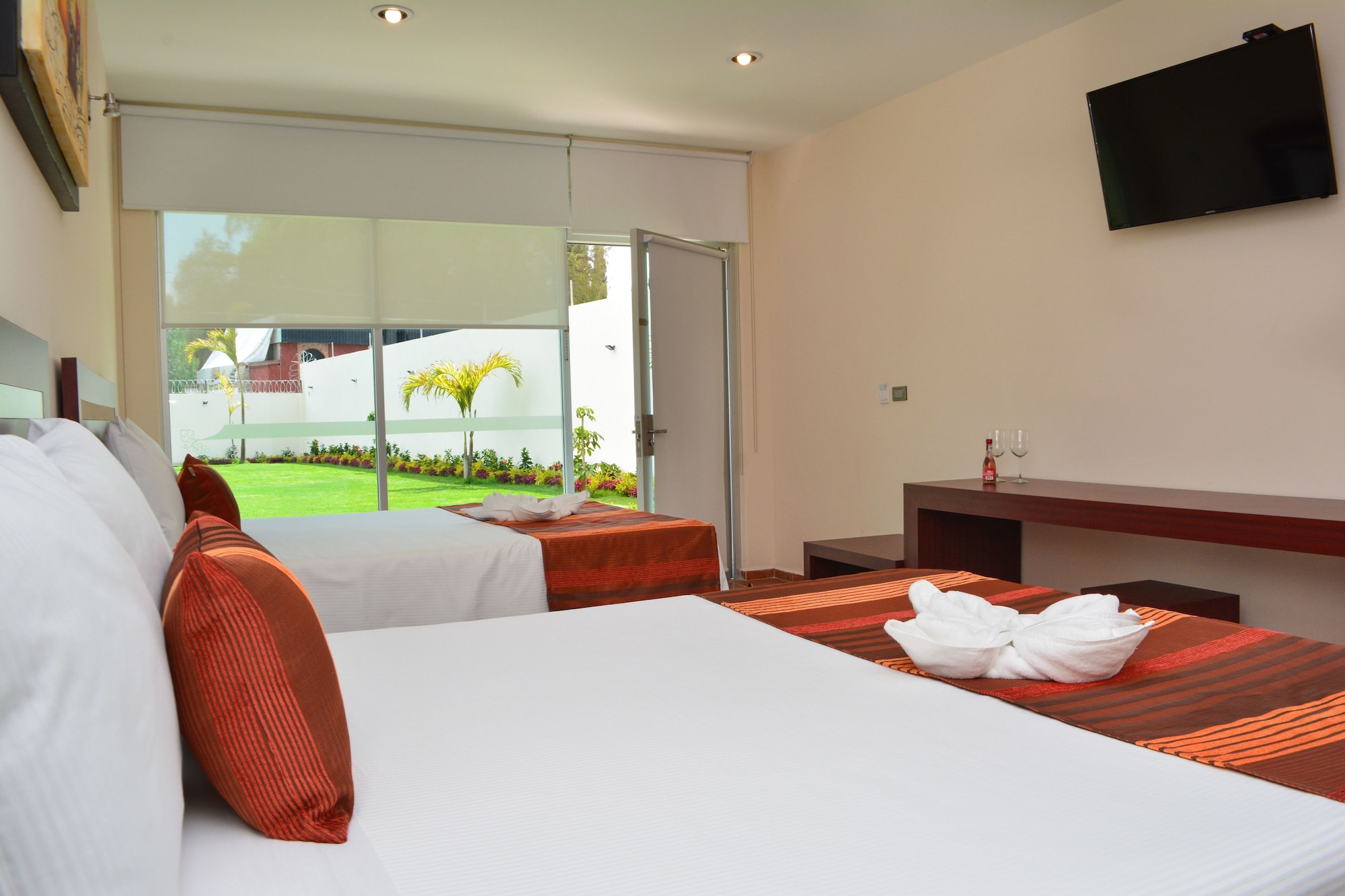 غرفة قياسية بسريرين كوين