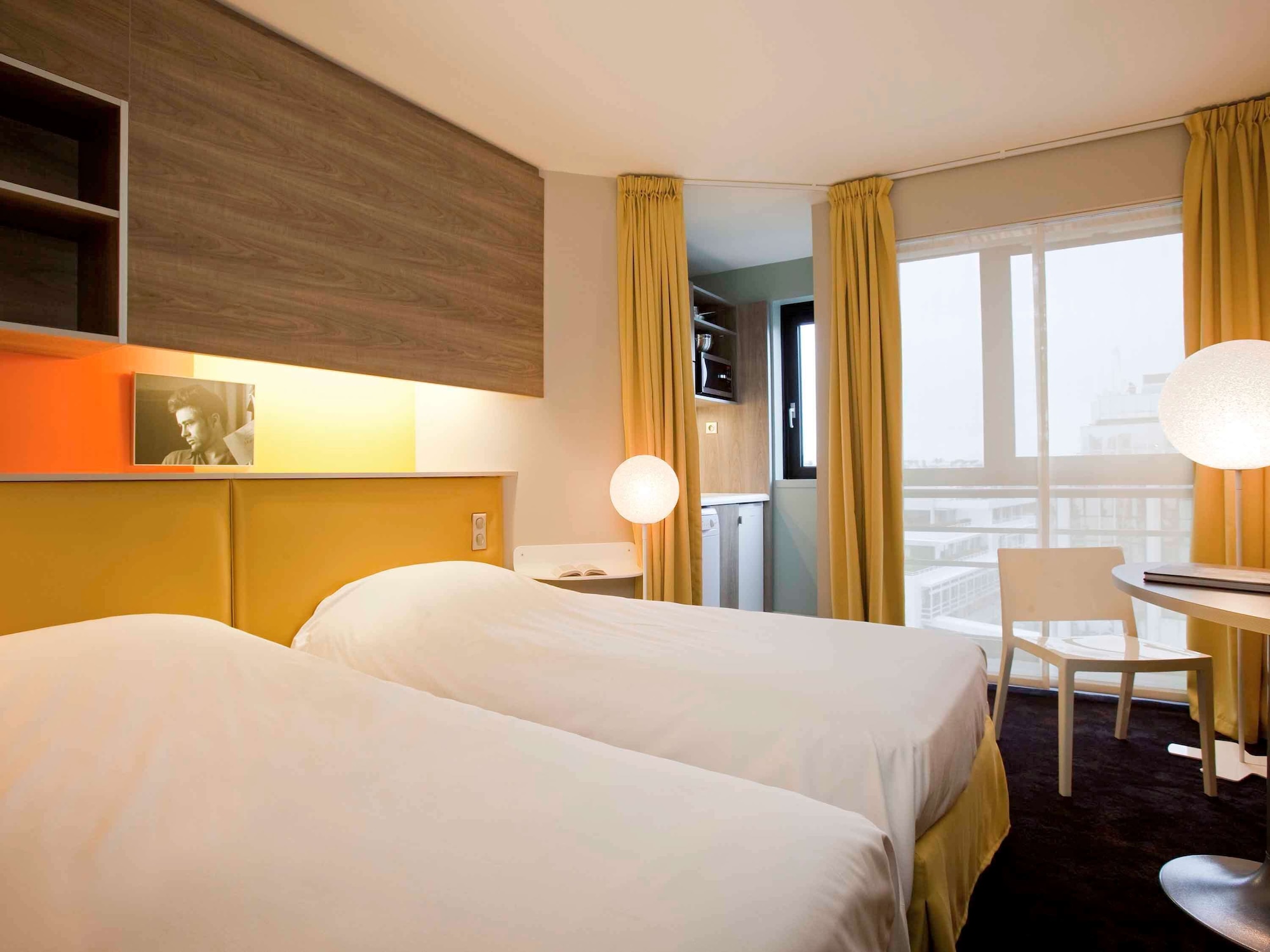 APARTMENT, TWIN BEDS
