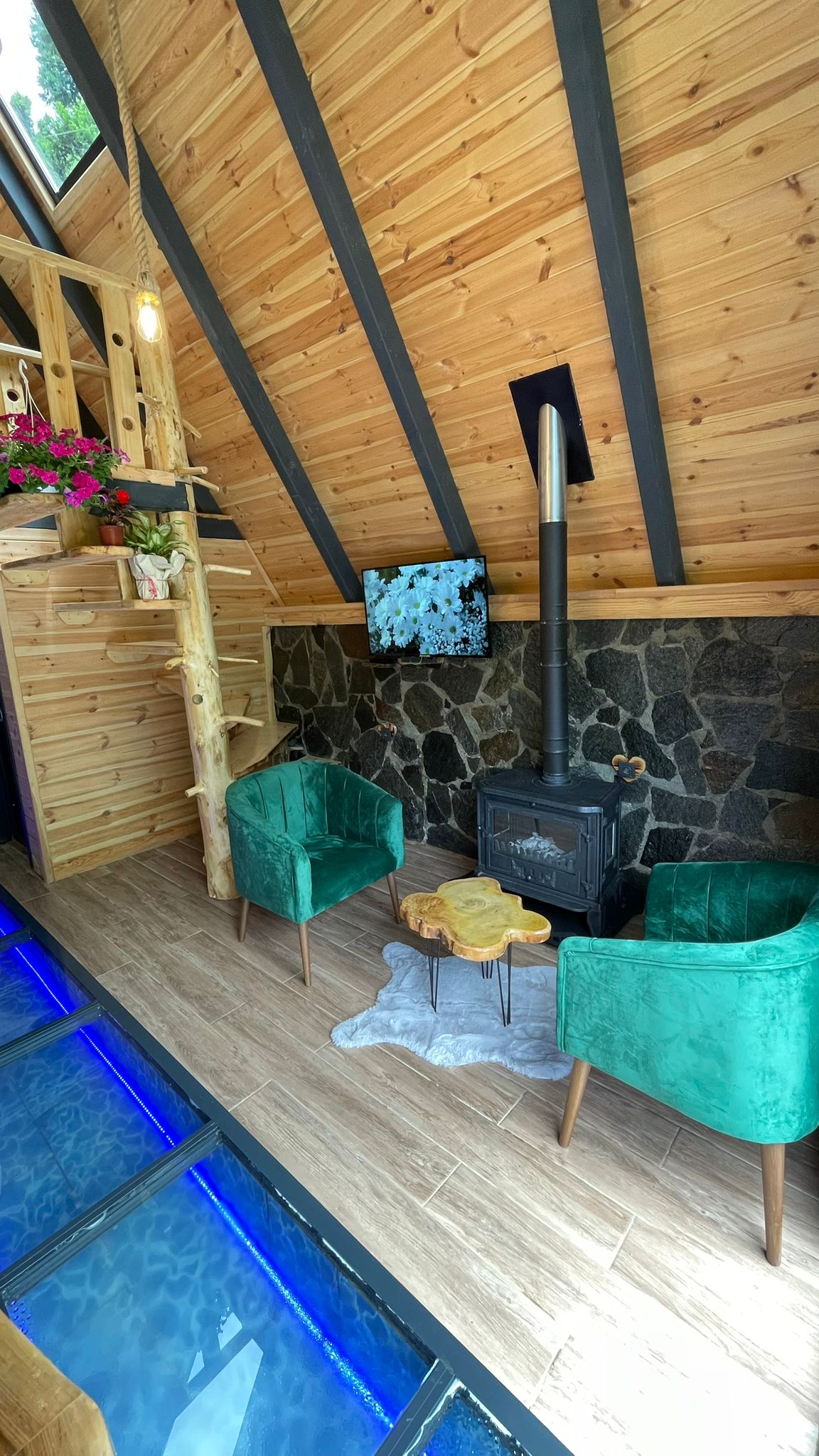Waterfall Bungalow 5/20