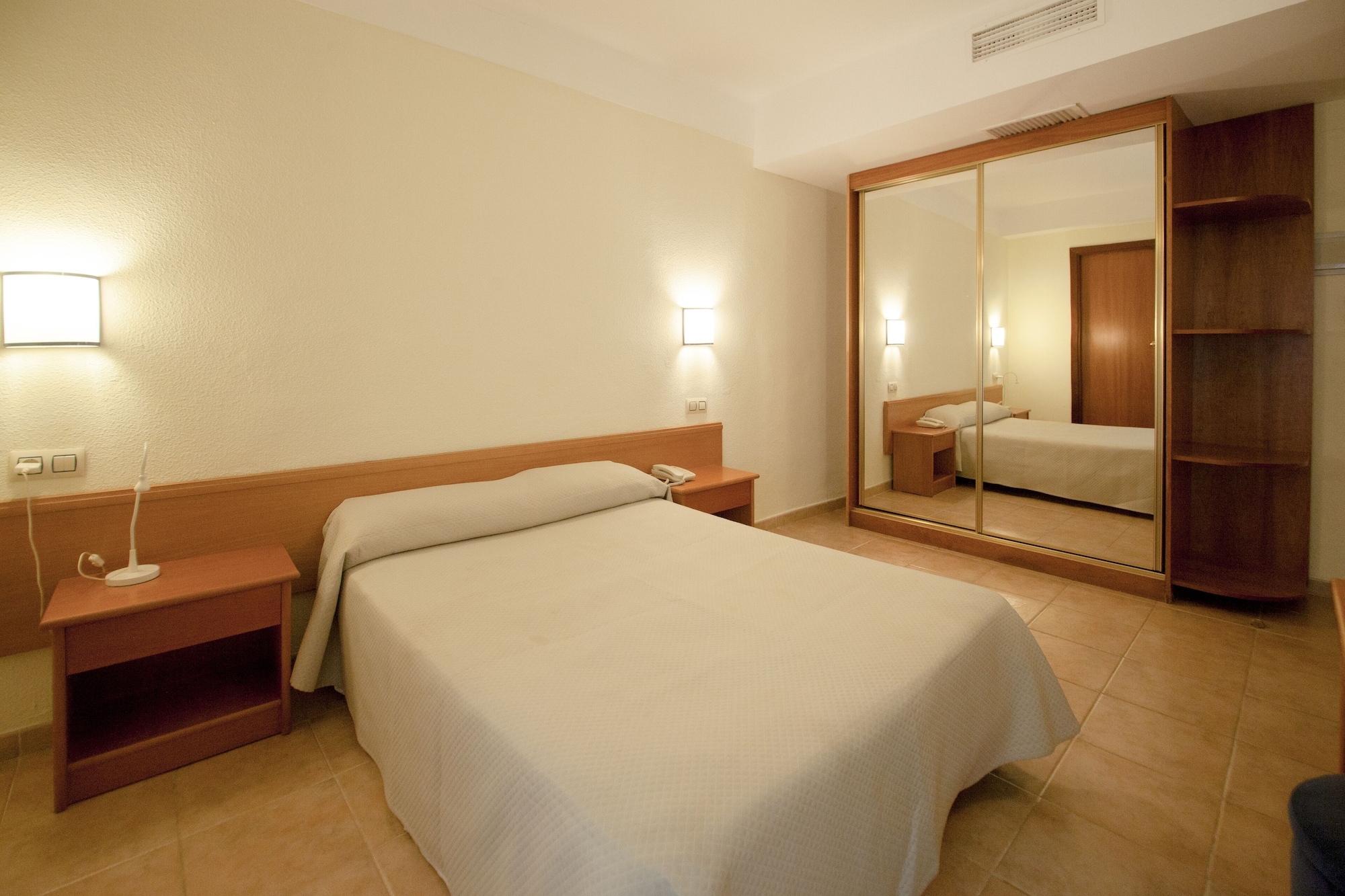 ROOM, SINGLE