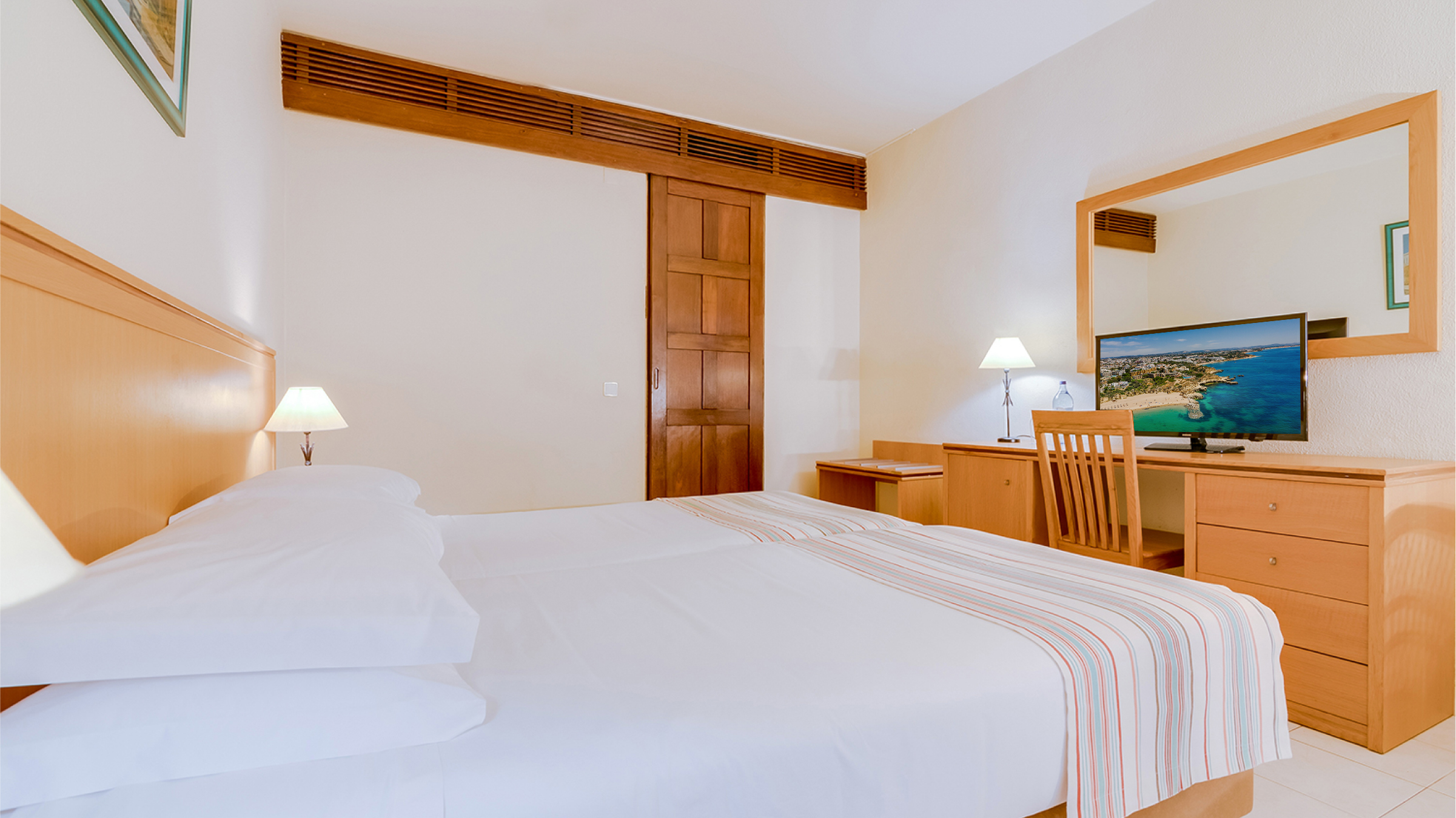 Room, Double or Twin Bed, Lateral Side Sea View