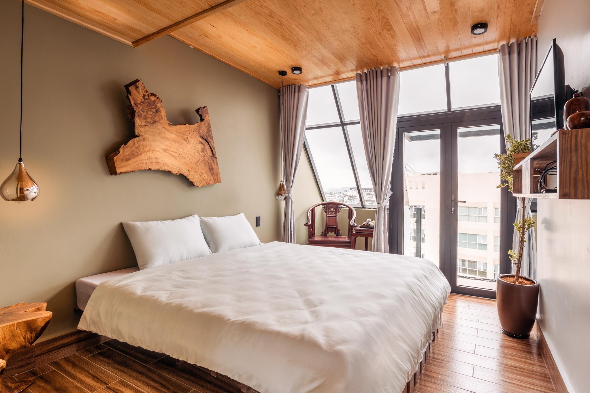 Deluxe, Attic
