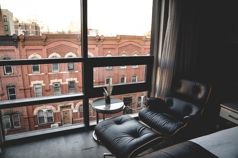 Hotel 42 36/48
